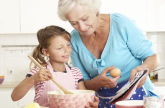 Vieme, koľko dní týždenne majú starí rodičia venovať starostlivosti o vnúčatá
