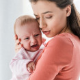 Neutíchajúci plač bábätka: Aké sú jeho príčiny a ako si s ním poradiť?