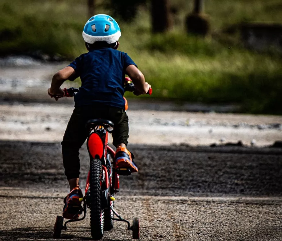 Detský bicykel s pomocnými kolieskami