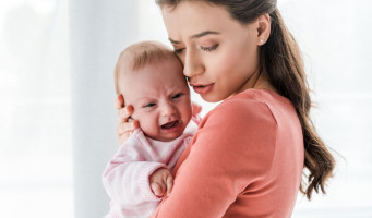 Neutíchajúci plač bábätka: Aké sú jeho príčiny a ako si s ním poradiť?