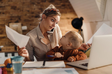 Práca popri materskej – aké sú možnosti? Je to pre vás vhodné?