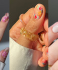 Flower nail art: Najkrajšia jarná manikúra pre rok 2025