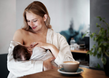 Káva pri dojčení: Môžem si dať za šálku alebo to bábätku uškodí?