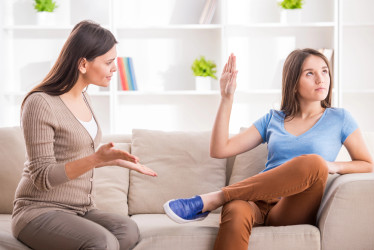 Výchova tínedžera: Kedy mu dovoliť urobiť vlastné chyby a kedy radšej zasiahnuť?