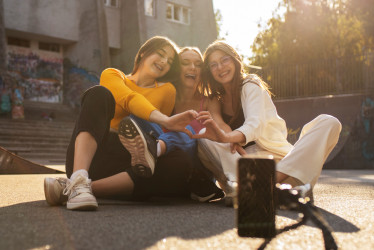 Kto je generácia Z (Gen Z)? Generácia, ktorá chce žiť inak – a nebojí sa to povedať