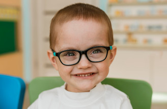 Ďalekozrakosť u detí: Ako ju spoznať a pomôcť dieťaťu?
