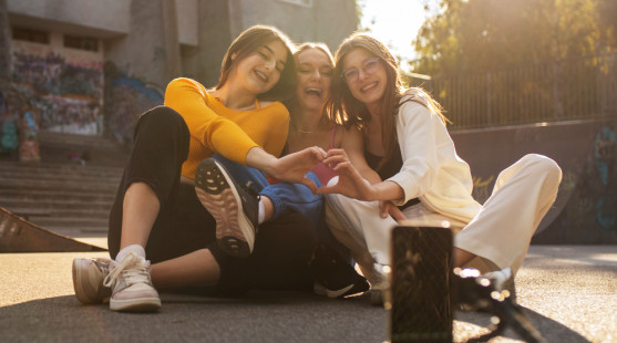 Kto je generácia Z (Gen Z)? Generácia, ktorá chce žiť inak – a nebojí sa to povedať