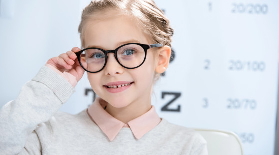 Krátkozrakosť u detí: Prvé príznaky, možnosti korekcie zraku a tipy na prevenciu