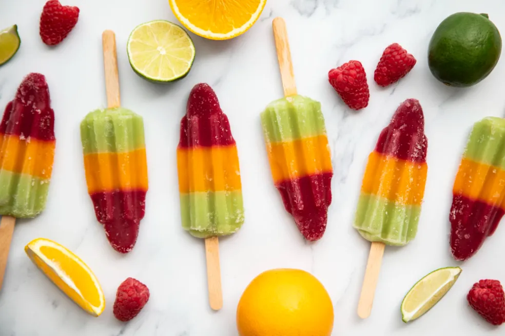 Farebné vrstvené nanuky z ovocných smoothie