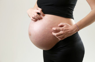 Svrbenie kože v tehotenstve – bežný následok naťahovania pokožky alebo vážny príznak?