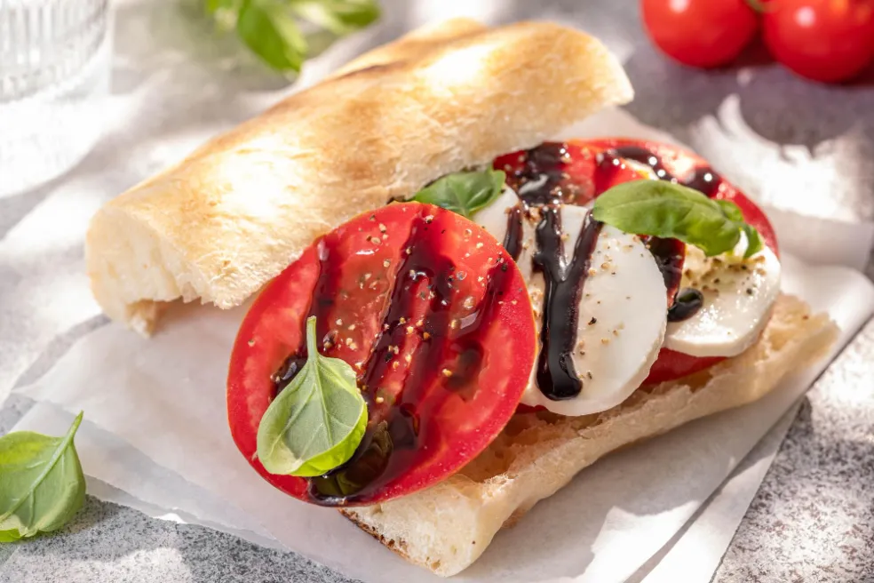 Caprese sendvič s mozzarellou a paradajkami