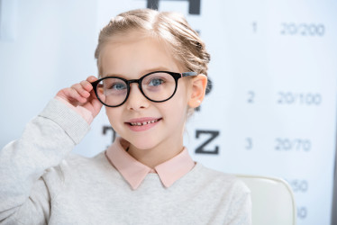 Krátkozrakosť u detí: Prvé príznaky, možnosti korekcie zraku a tipy na prevenciu