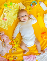 Kam s vecami po bábätku? Tipy, čo s oblečením, hračkami a výbavou, keď dieťa vyrastie