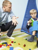 Ak deťom stále pripomínate, aby si upratali, možno robíte chybu! Tento prístup je efektívnejší