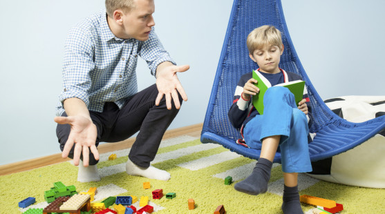 Ak deťom stále pripomínate, aby si upratali, možno robíte chybu! Tento prístup je efektívnejší