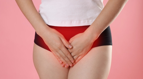 Hojenie hrádze po pôrode: Čo je normálne, ako urýchliť regeneráciu a kedy spozornieť?