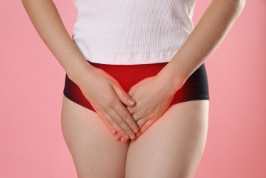 Hojenie hrádze po pôrode: Čo je normálne, ako urýchliť regeneráciu a kedy spozornieť?