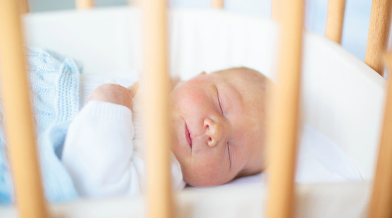 Bezpečný spánok novorodenca – zásady a pravidlá, ktoré je dobré mať na pamäti