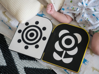 Kontrastné hračky a ich význam vo vývoji – ako nimi podporiť zrak a mozog dieťatka?