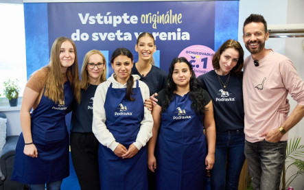 Rodina pripravujúca spoločný obed v domácej kuchyni